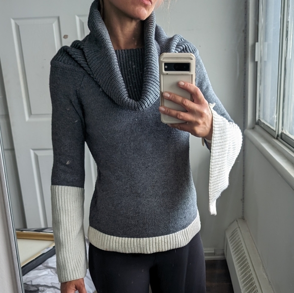 Cowl Neck Color blocked sweater - Picture 2 of 6